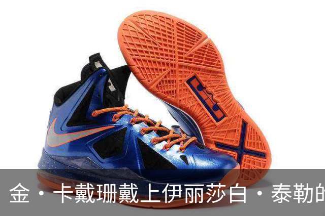 金·卡戴珊戴上伊丽莎白·泰勒的祖母绿项链，还进过她的紫色衣帽间